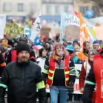 Οργή στη Γαλλία για το συνταξιοδοτικό – «Επιχείρηση γοητείας» από τον Μακρόν για να γυρίσει το κλίμα